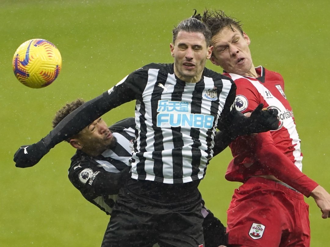 Le défenseur suisse de Newcastle (au centre) a marqué de la tête.
