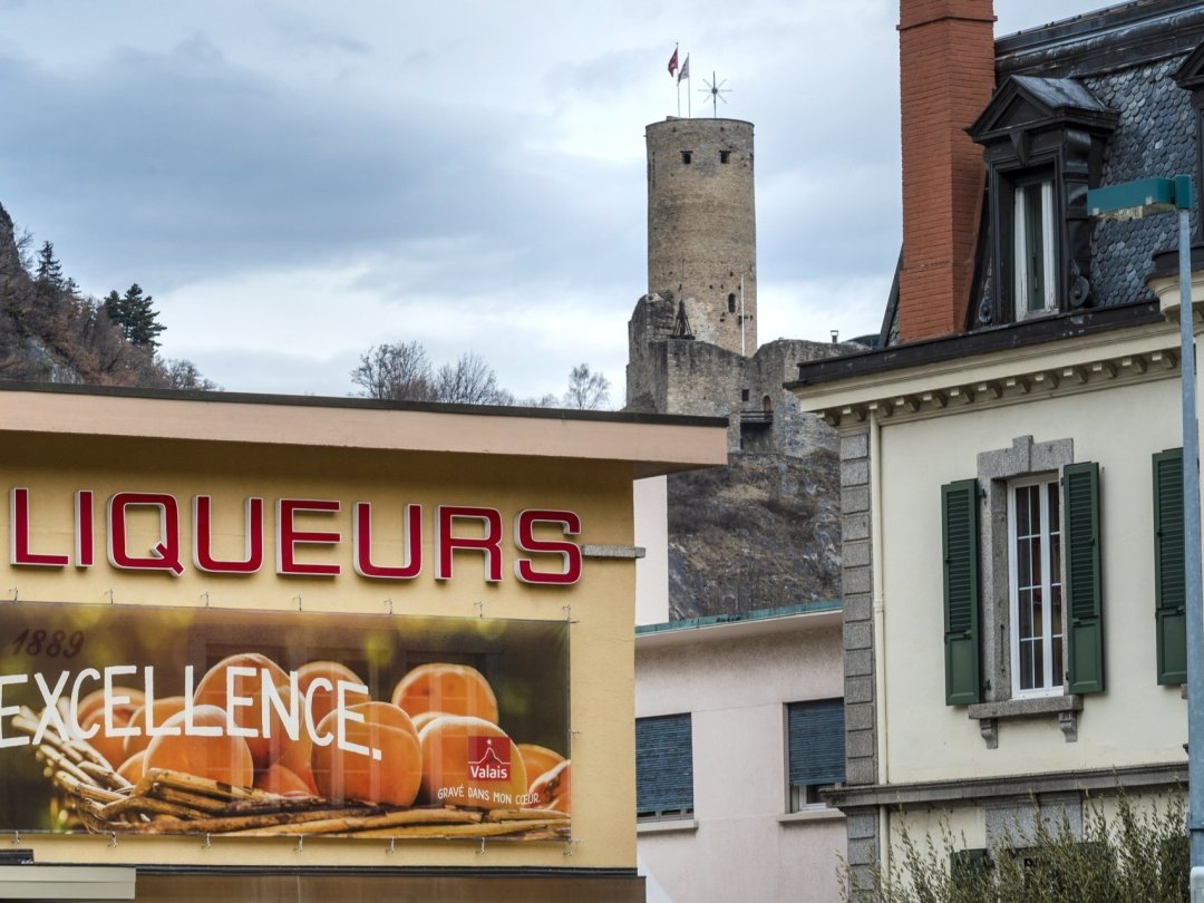 Les maisons de maître, la distillerie Morand et la Tour de la Bâtiaz. L'histoire en mouvement à Martigny.