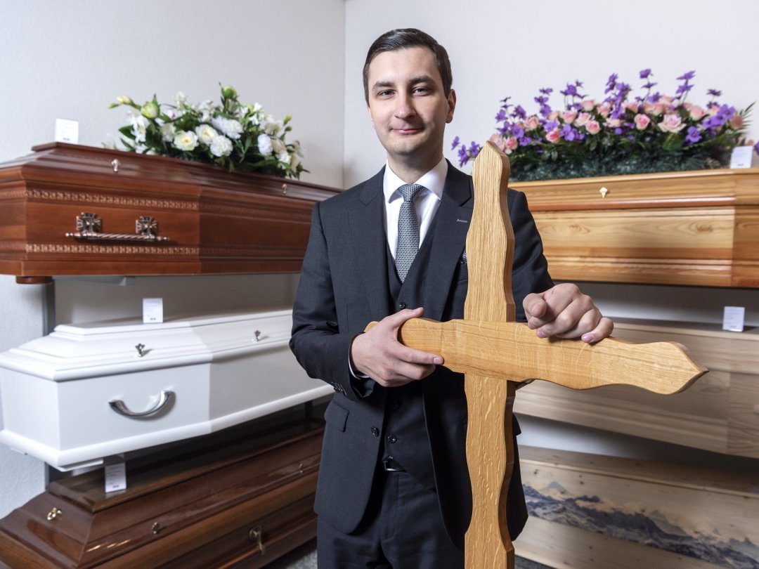 Boris Pagliotti, seul Valaisan à avoir obtenu en 2021 un brevet fédéral d'entrepreneur de pompes funèbres, dans le local d'exposition de l'entreprise familiale à Martigny.