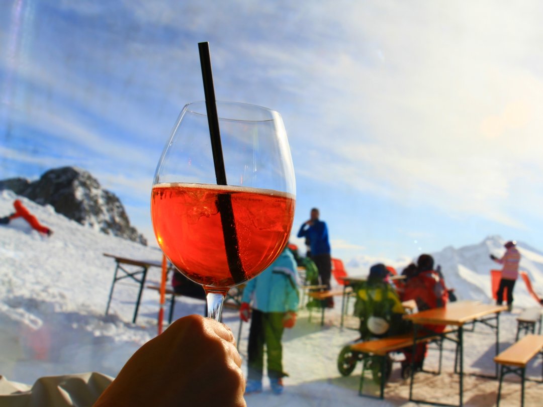 En Suisse, 1 snowboardeur sur 5 et 15% des skieurs reconnaissent consommer de l'alcool pendant leur pratique.
