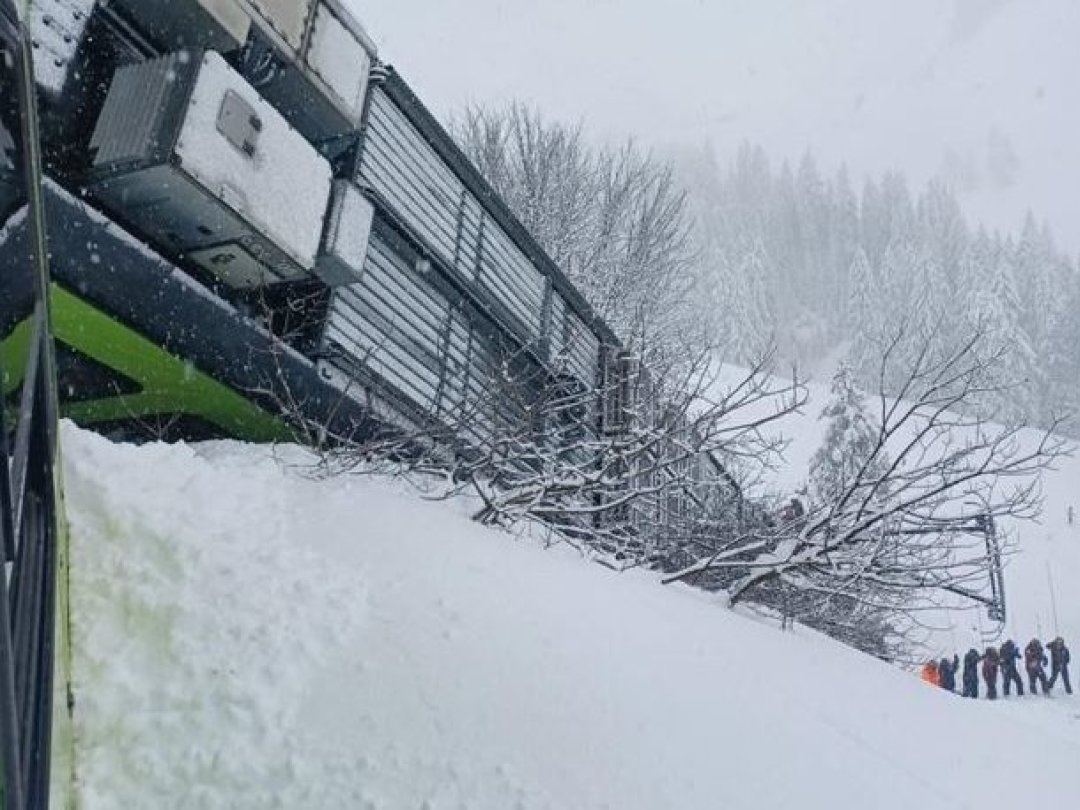 Le train a été heurté par l'avalanche.