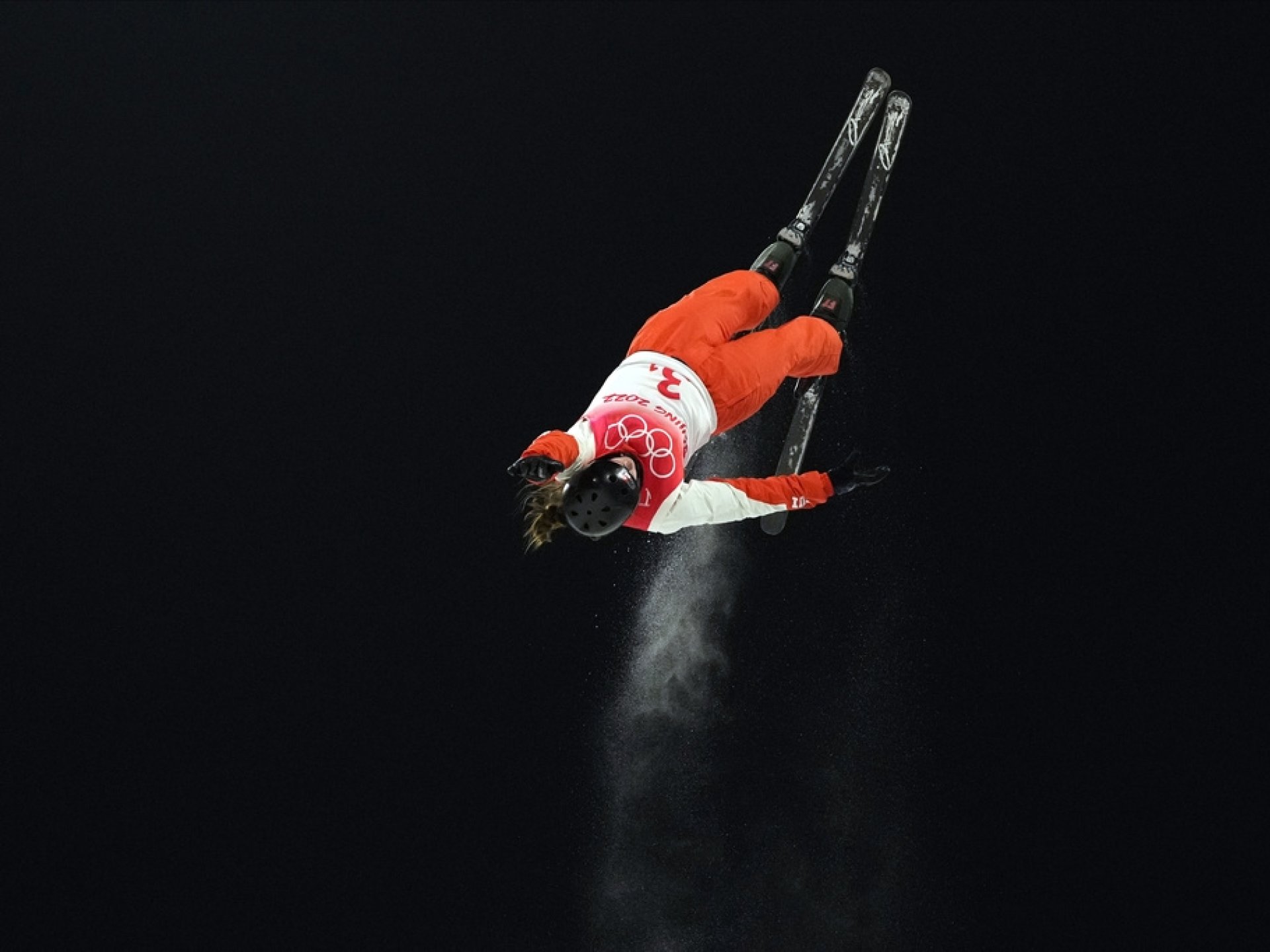 La Suissesse Alexandra Baer en action durant les finales des Aerials mixte de ski freestyle.