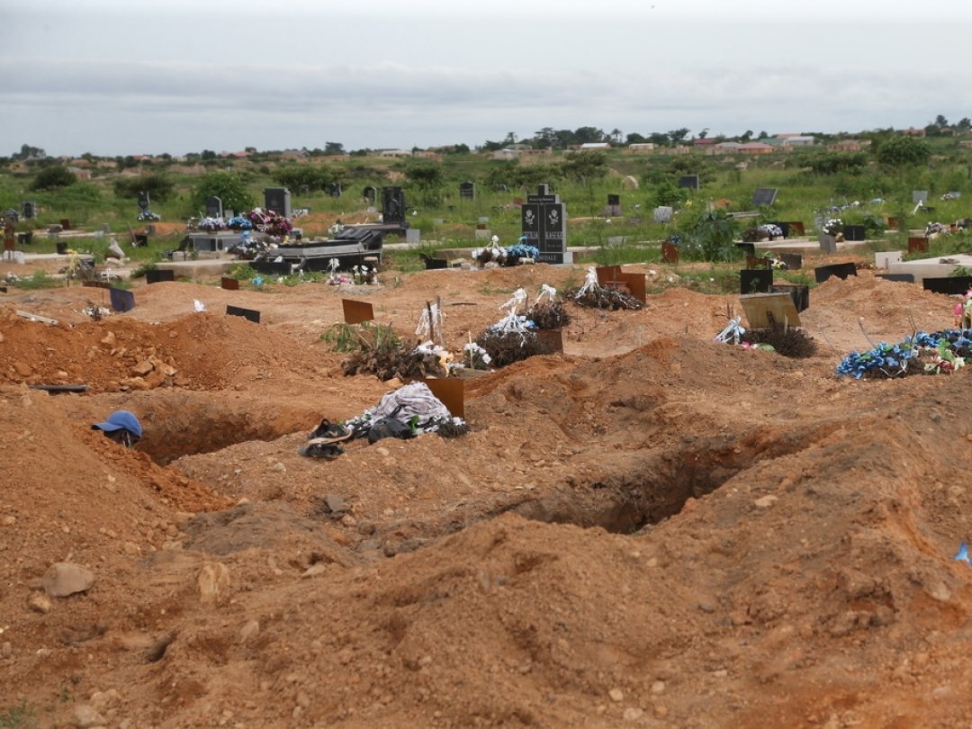 Des tombes destinées à accueillir des victimes du Covid-19 ont été creusées à Chitungwiza, au Zimbabwe.