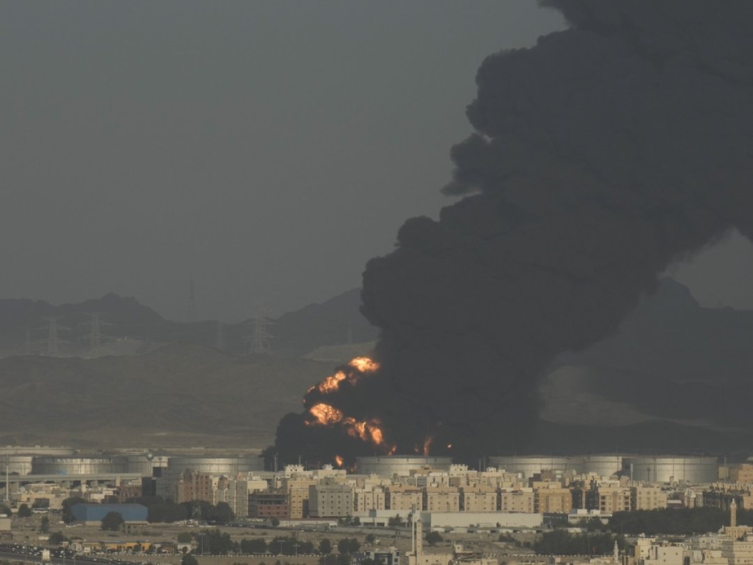Un énorme panache de fumée noire se dégageait vendredi après-midi du site de Jeddah.