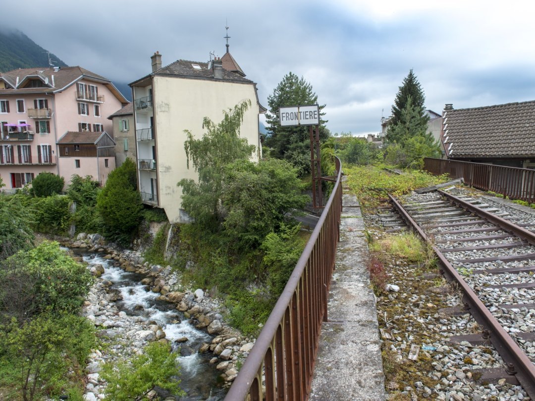 La rivière la Morge marque la frontière dans le village. La ligne du Tonkin reliait Saint-Maurice à Genève par la rive sud du Léman. Depuis 1998,  la circulation des trains sur le tronçon entre Saint-Gingolph et Evian-les-Bains est interrompue.