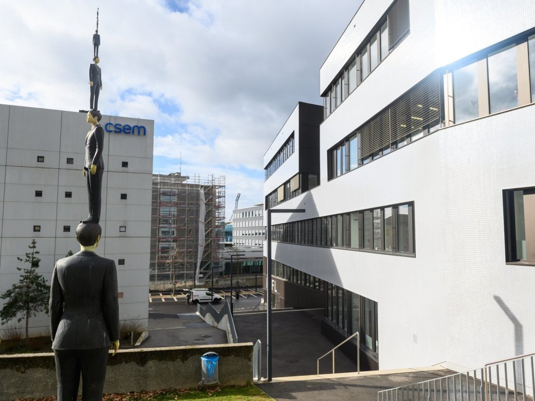 La sculpture Tur-Tur, haute de 8 mètres, devant le bâtiment du CSEM  à Neuchâtel. Cet organisme public de transfert de technologie emploie 536 personnes et dégage un chiffre d’affaires de quelque 90 millions  de francs.