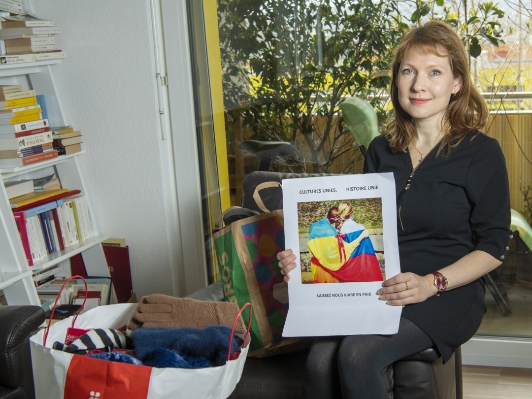 Irina Grigorieva ne comprend pas les insultes qu'elle reçoit alors qu'elle s'engage fortement pour la paix depuis le début du conflit. A ses côtés, quelques sacs de vêtements qu'elle a recueillis pour les réfugiés ukrainiens.