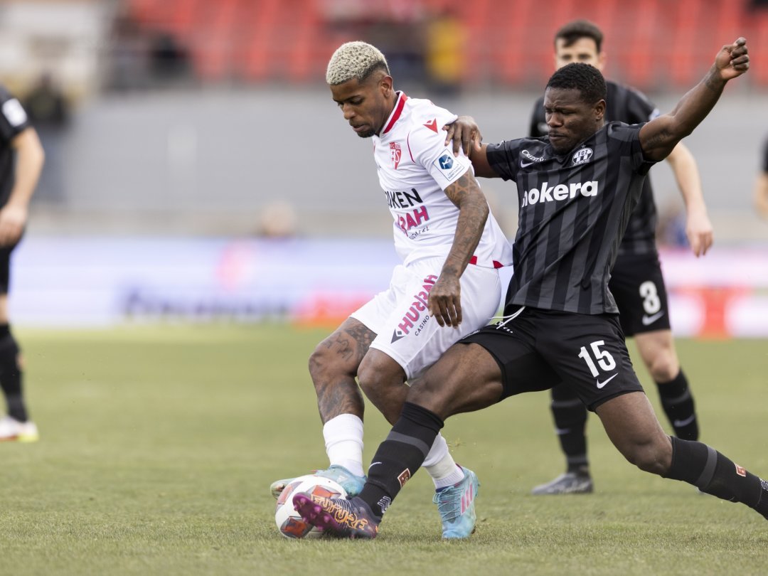 David Wesley et Aiyegun Tosin se disputent le ballon lors du match entre le FC Sion et le FC Zurich au stade de Tourbillon le 20 février. Le duel pourrait se répéter samedi au Letzigrund.