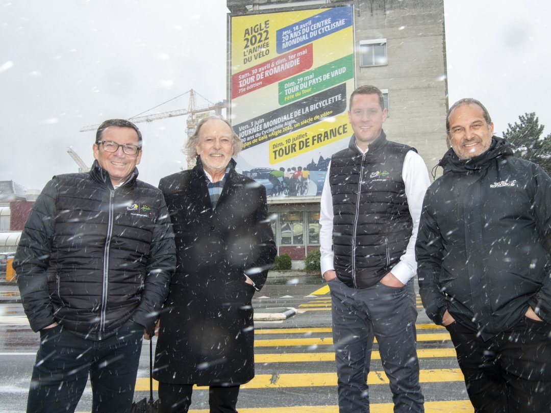 Yvan Vouillamoz, Alain Witz, Grégory Devaud et Richard Chassot ont affronté la neige et le froid pour poser devant la banderole géante.