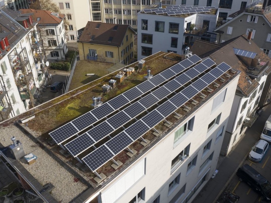 Les trois-quarts des sondés estiment qu'une installation solaire devrait être mise en place lors de la rénovation du toit.