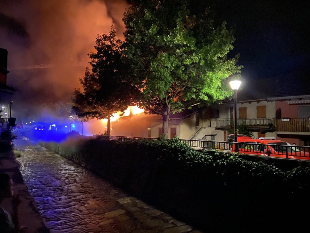 Plusieurs bâtiments d'habitation ont été sérieusement endommagés par le feu, cette nuit à Uvrier.