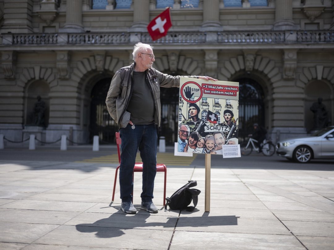 Un ancien officier de l’armée manifeste sur la Place fédérale pour davantage de moyens pour l’armée suisse, hier, peu avant la sessions spéciale du Conseil national.