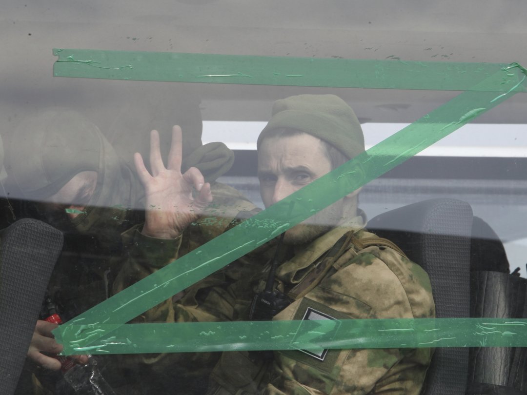 Un militaire russe photographié le 8 avril dernier ä travers la vitre d’un bus orné de la lettre Z, qui est  devenue un symbole de l’armée russe.