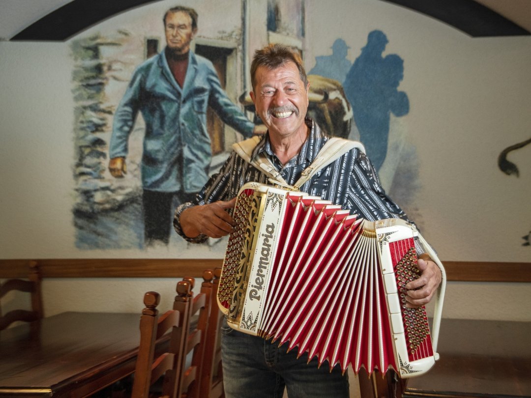 Alain Bourgeois, dit Taquet, chanteur du groupe de bal Magic Men, ne se sépare jamais trop longtemps de son accordéon.