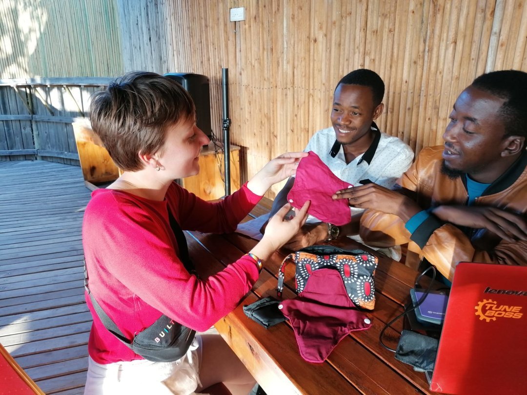 Aurélie travaille principalement avec des étudiants tanzaniens pour son projet KaribuPads.
