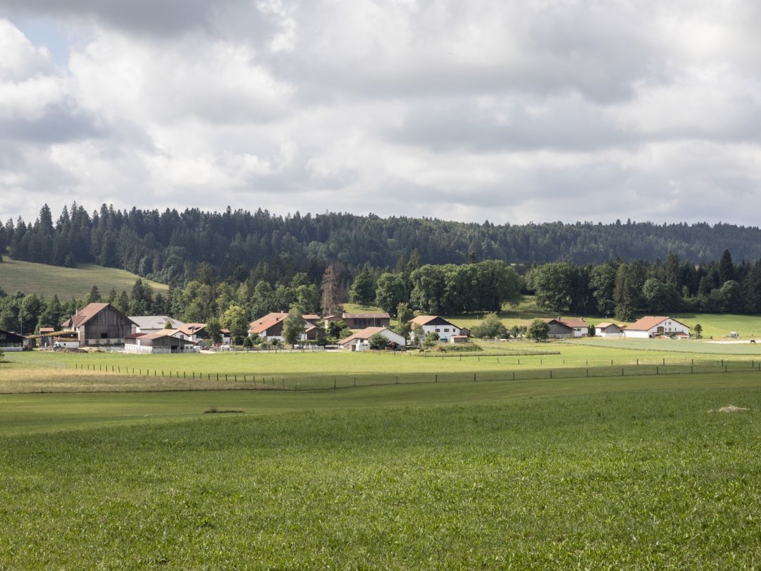 Au creux d’une cuvette de prairies et de fermes datant parfois du 17e siècle, entre Montfaucon et les virages du Doubs, la localité compte quelque 150 âmes.