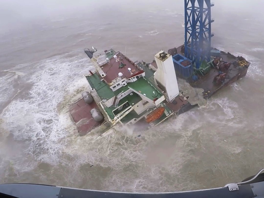 Le bateau d'ingénierie a été coupé en deux par le typhon Chaba.