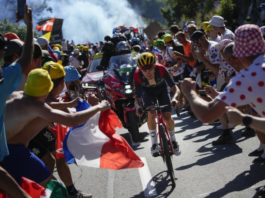 Des centaines de milliers de spectateurs envahissent la route menant à l'Alpe d'Huez durant le Tour de France. Il en est ainsi depuis septante ans.