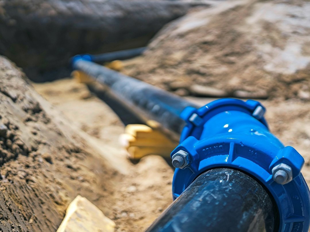 Le réseau anergie est une boucle de tuyaux de fonte enfouis dans le terrain, qui permet des économies et un impact moindre sur l’environnement.