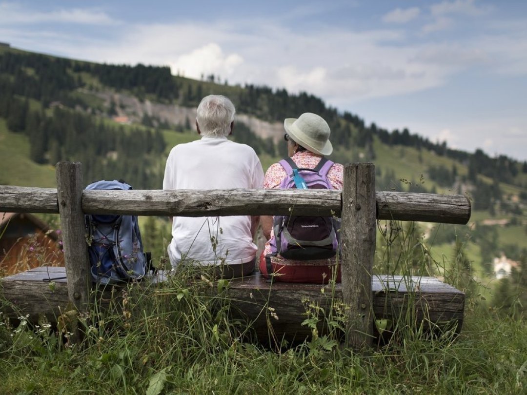 Les Suisses voteront sur deux projets qui concernent l'AVS, dont un texte qui prévoit un relèvement de l'âge de la retraite des femmes de 64 à 65 ans (illustration).