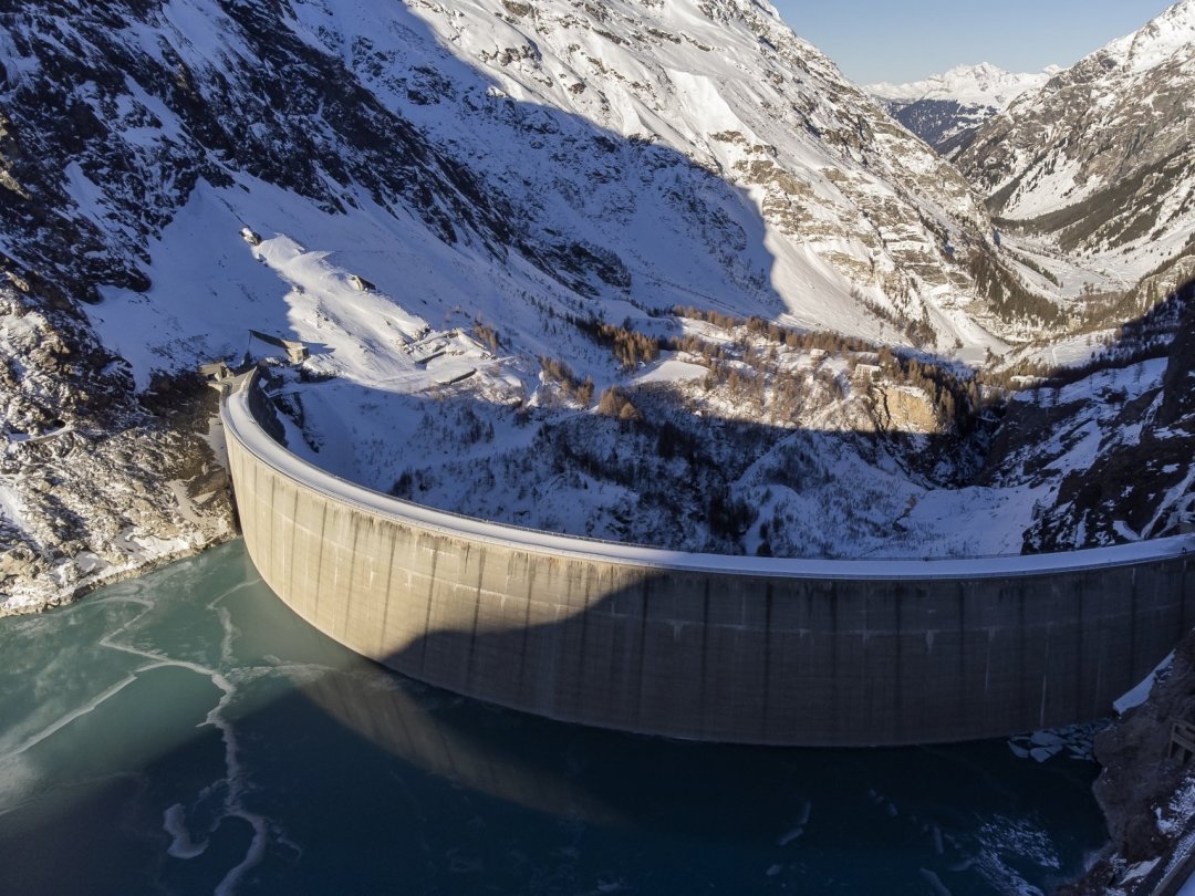 100% d'énergies propres, le bilan annoncé par Nestlé en Suisse, notamment grâce au barrage hydroélectrique de Mauvoisin (ici saisi par drone en janvier 2022) à Bagnes (VS).