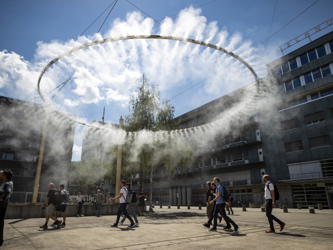 Sur la Turbinenplatz, à Zurich, un nuage artificiel de vapeur est devenu nécessaire pour rafraîchir l'air les jours de grande chaleur. Les Verts prônent des aménagements plus durables pour diminuer la chaleur des centres-villes.