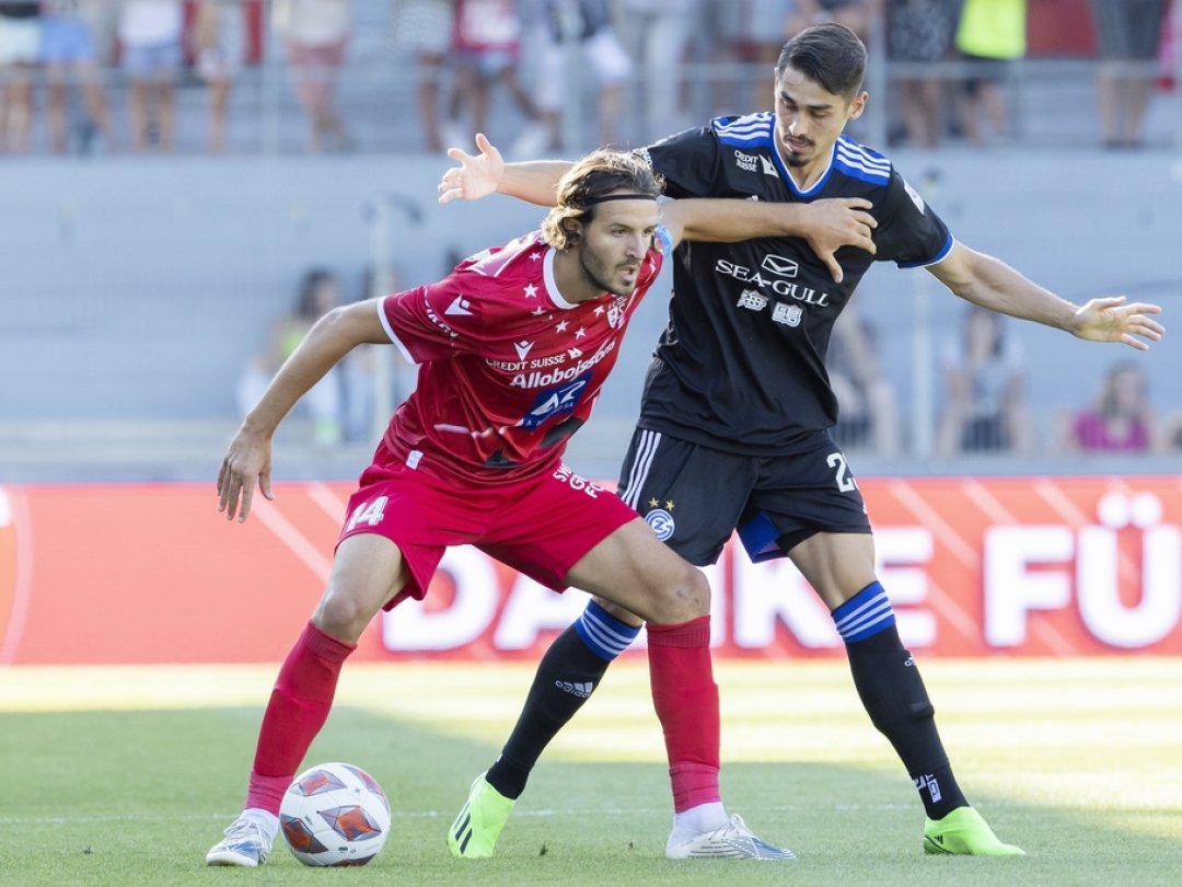 Anto Grgic, le milieu et capitaine du FC Sion, gauche, protège bien son ballon face au Zurichois Meritan Shabani, droite, ce samedi 13 août 2022. (KEYSTONE/Salvatore Di Nolfi)