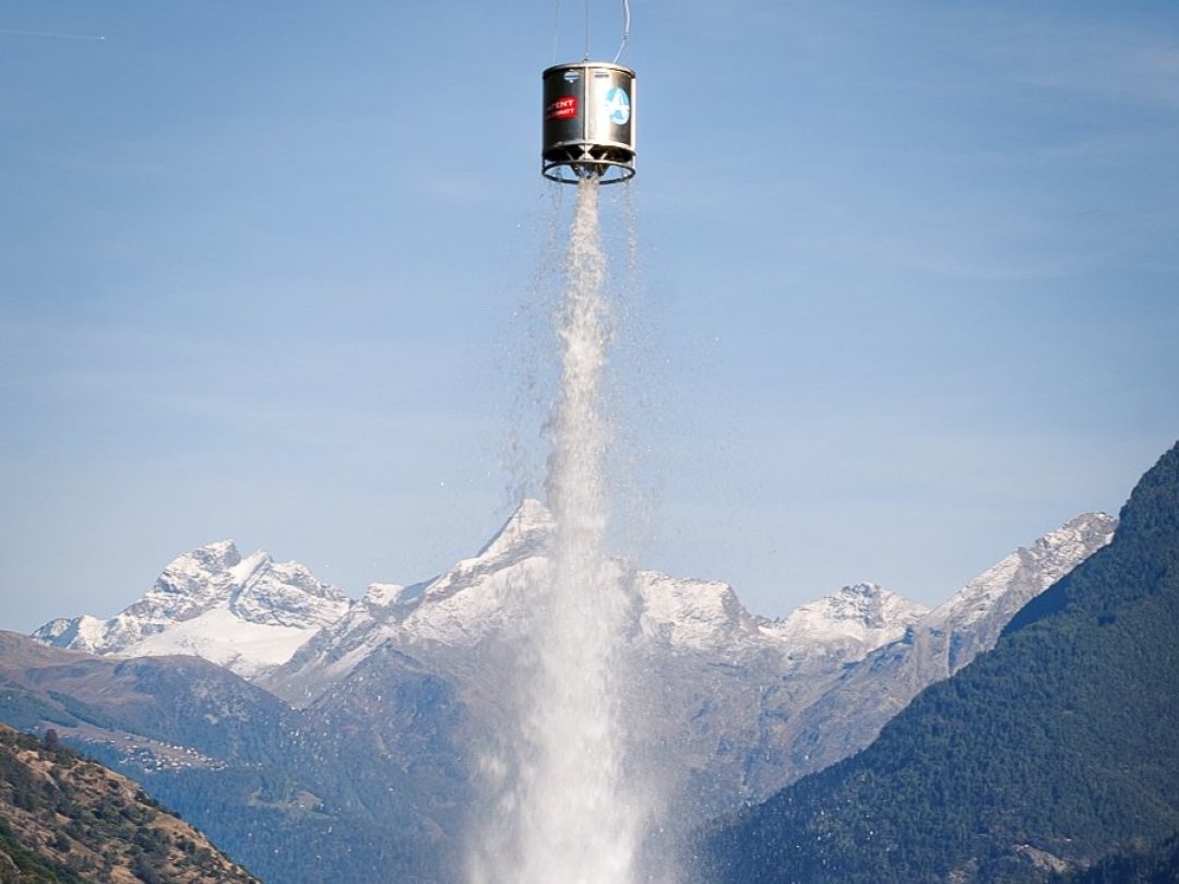 La nouvelle citerne d'extinction brevetée par Air Zermatt se remplit en vingt-cinq secondes et se vide en trois secondes.