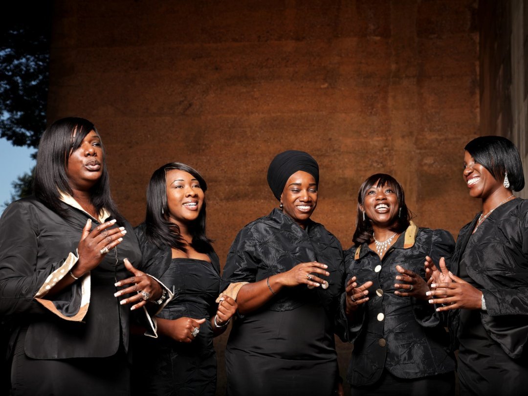 Les Black Voices, cinq voix pures et vivantes qui chantent les joies et les espoirs.