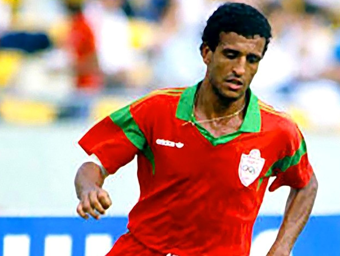 Aziz Bouderbala avec l’équipe nationale du Maroc à la Coupe du monde 1986 où il a passé le 1er tour avant de se faire éliminer par l’Allemagne, future finaliste. Quelques mois après avoir remporté la Coupe de Suisse avec le FC Sion contre Servette 3 à 1.