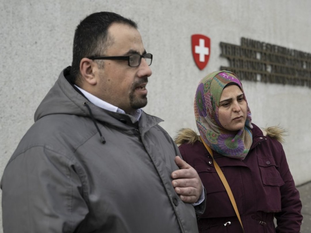 Suha Jneid (à droite), qui a perdu son enfant à naître en 2014, et Omar Jneid donnent une interview, le 3 février 2022, avant l'audience sur les dommages-intérêts au Tribunal administratif fédéral de Saint-Gall.