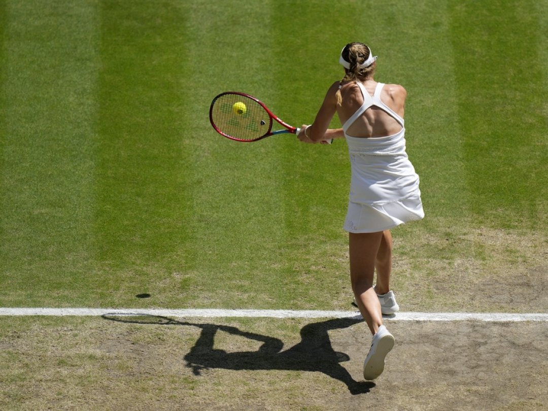 La Kazakhe Elena Rybakina en action à Wimbledon, le 9 juillet dernier.