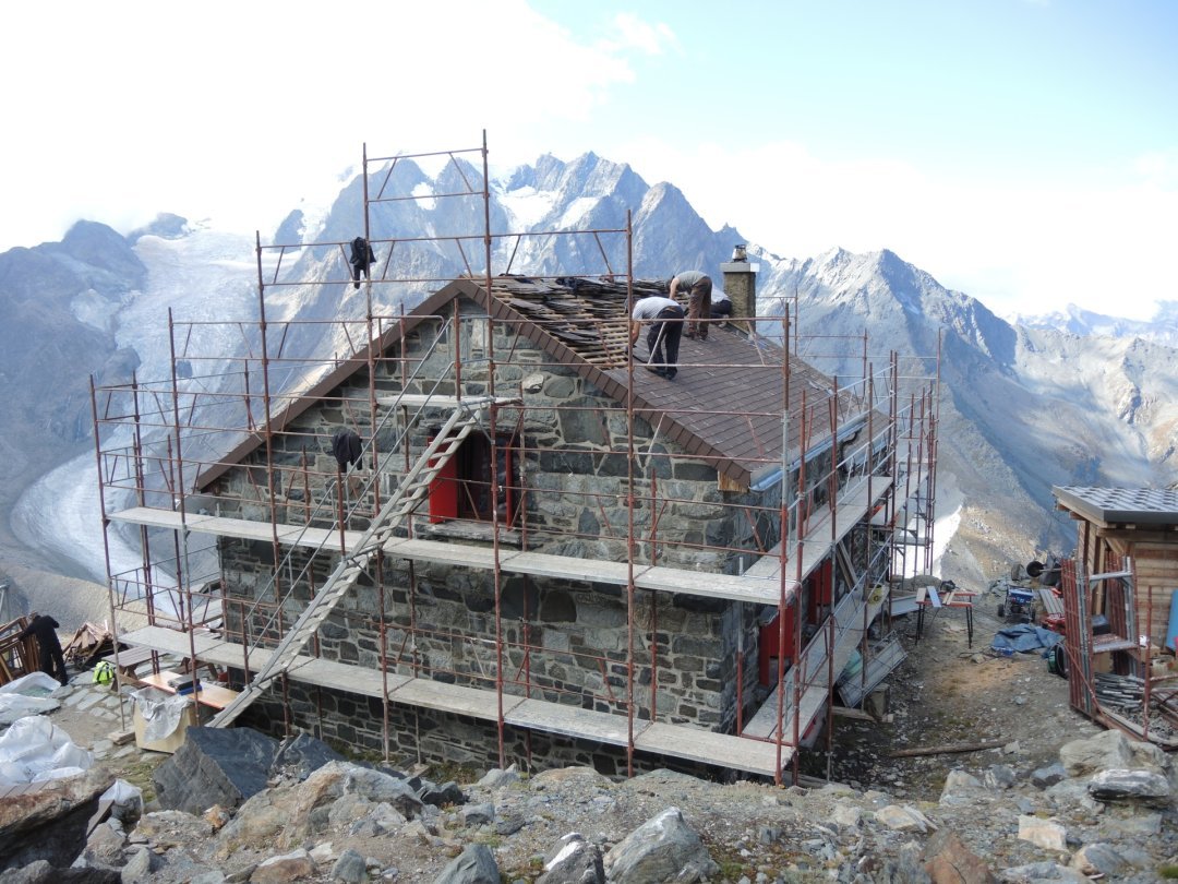 D'importants travaux d'entretien, dont le renouvellement du toit, ont été réalisés cet automne sur la cabane de Valsorey, sise à 3037 mètres d'altitude.