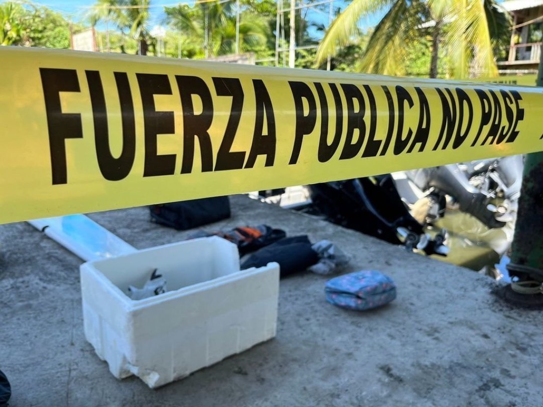 Des affaires appartenant aux passagers et des pièces de l’avion ont été repêchées samedi par les autorités costariciennes.