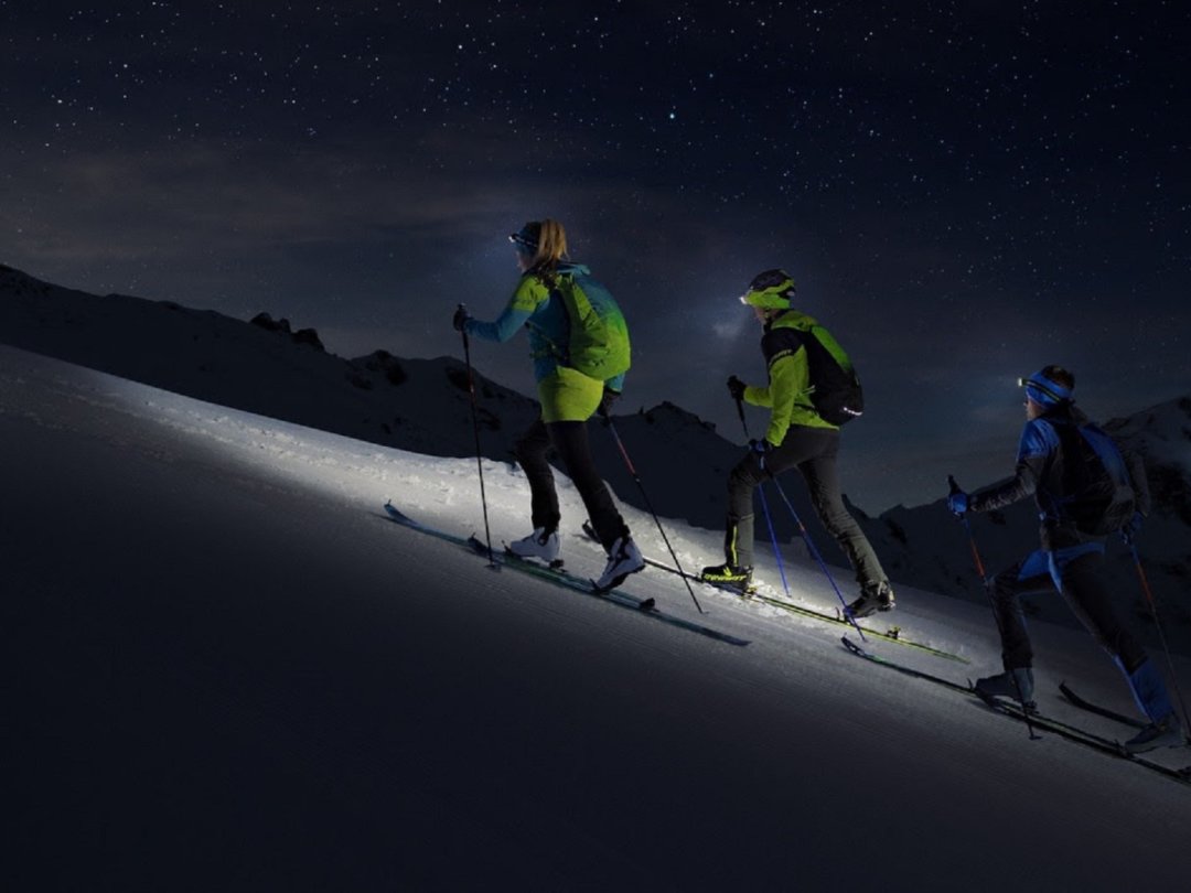 L’ambiance que crée une montée de nuit en ski de randonnée est à vivre une fois pour tout amateur de ski.