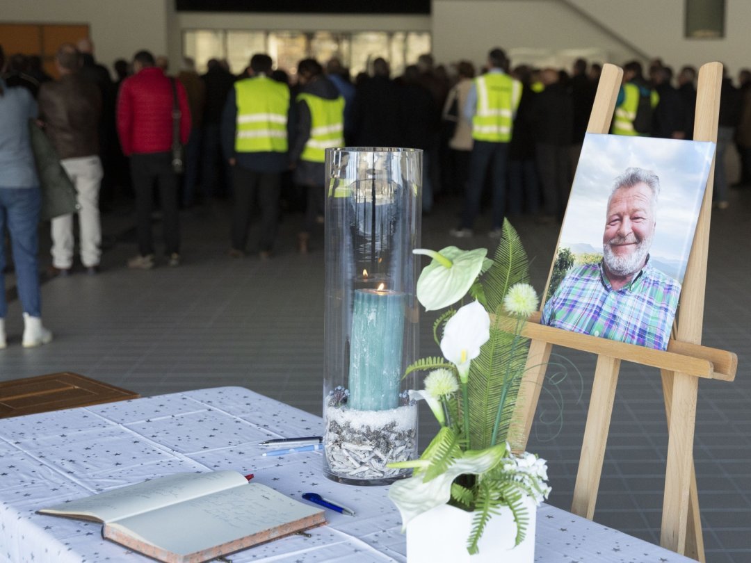Plusieurs centaines de personnes ont assisté aux hommages rendus dans un hangar de l'aéroport de Sion.