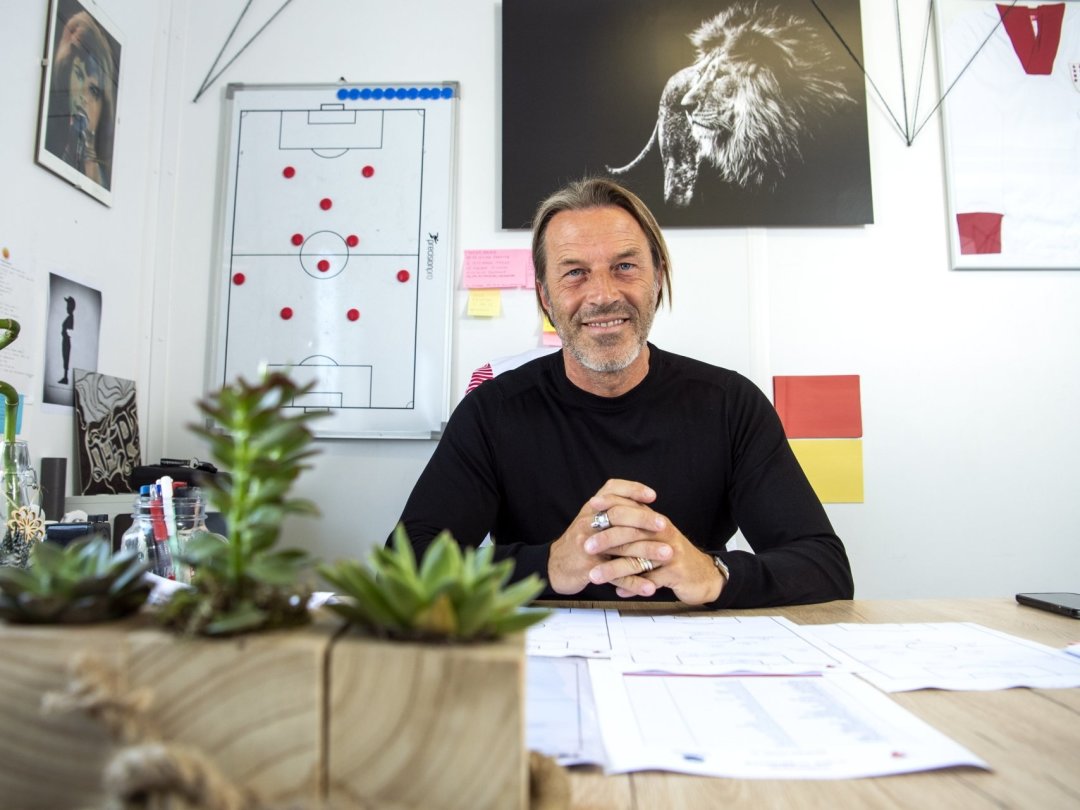 Paolo Tramezzani se sent à l'aise dans son bureau d'entraîneur au centre du FC Sion à Riddes au milieu des cactus, des portraits de lion et des schémas de jeu sur affiches géantes.