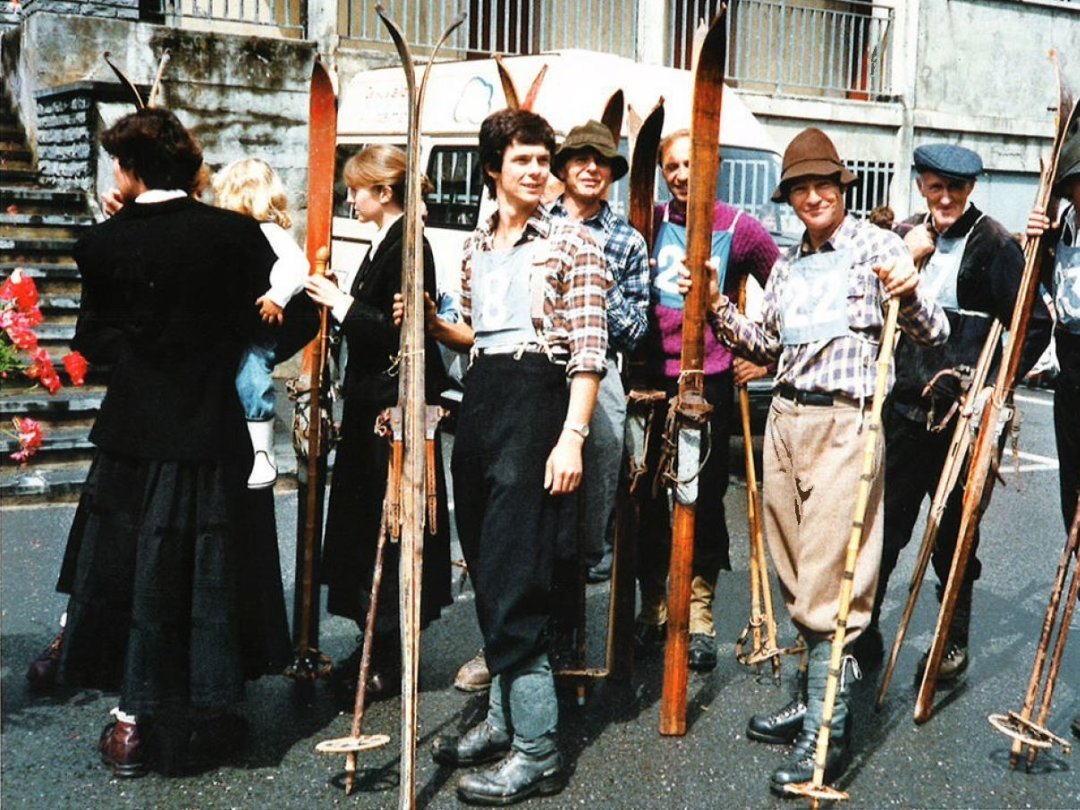 Le ski-club de Troistorrents n’a vu le jour qu’en 1963. Ici, certains de ses membres avec des habits et du matériel d'époque lors d'une manifestation.