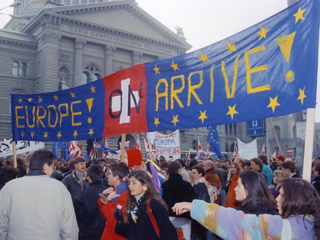 Le 19 décembre 1992, 6'000 personnes manifestent à Berne, deux semaines après la votation sur l'adhésion de la Suisse à l'EEE.