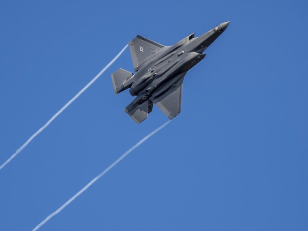 Un F-35 américain vole au-dessus de la région de Spangdahlem, en Allemagne, le 23 février 2022.