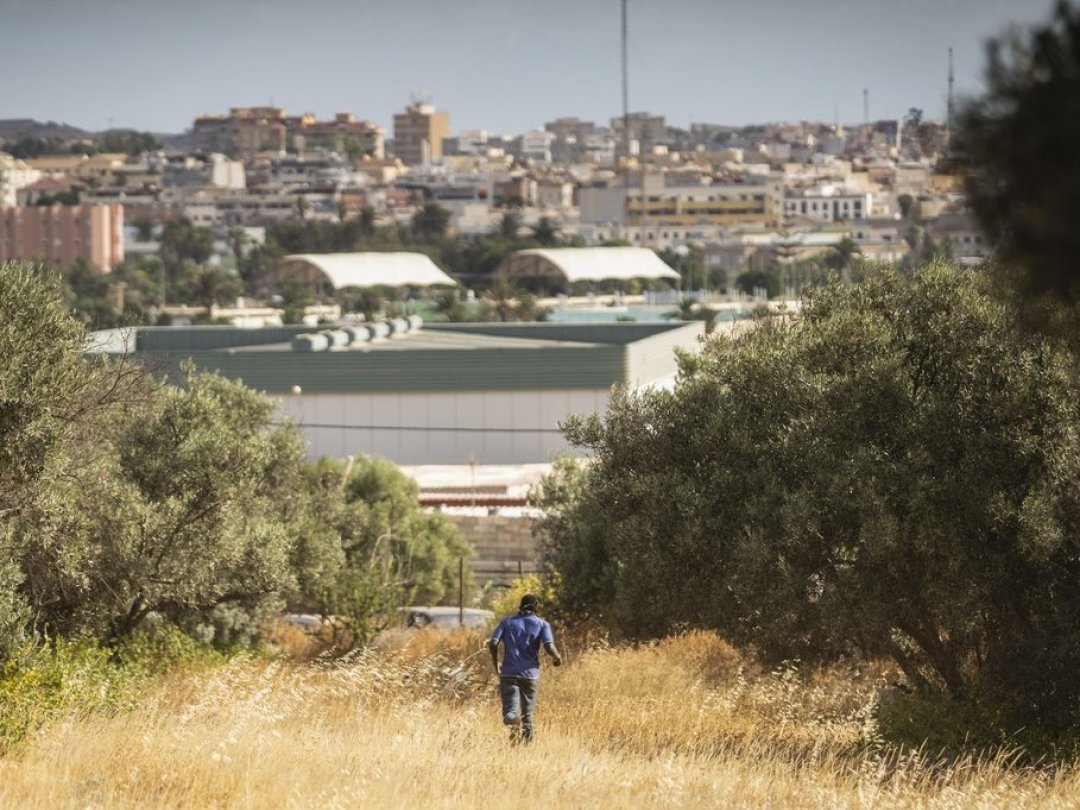 Un migrant court après avoir réussi à franchir les clôtures qui séparent le territoire marocain de l'enclave espagnole de Melilla (illustration).