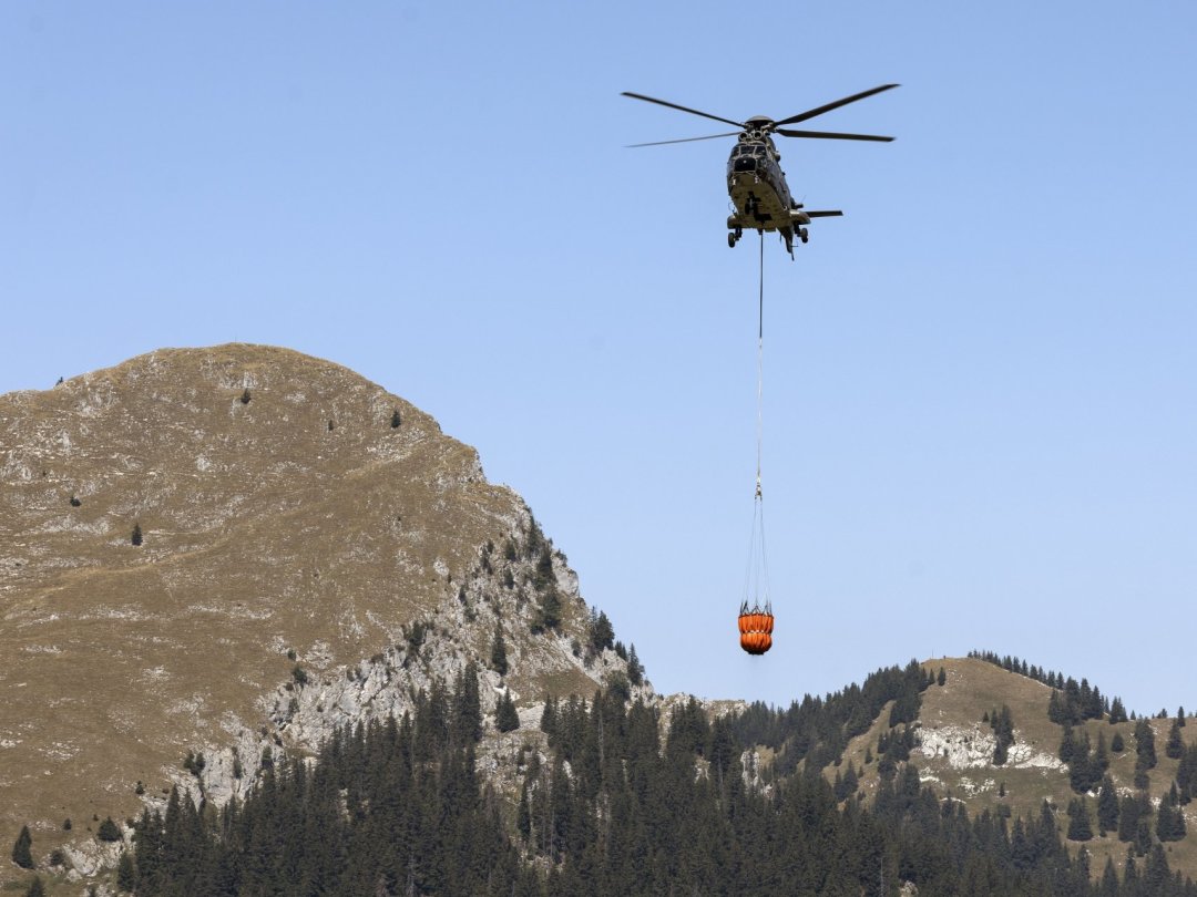 Le 10 août 2022, un Super Puma de l'armée ravitaille en eau l'alpage de Tissiniva, au dessus de Charmey. (FR)