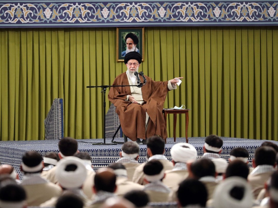 L'ayatollah Ali Khamenei devant un groupe de paramilitaires le 26 novembre dernier. «Marg bar dictator!» (À bas le dictateur!), scandent désormais les manifestants en Iran.