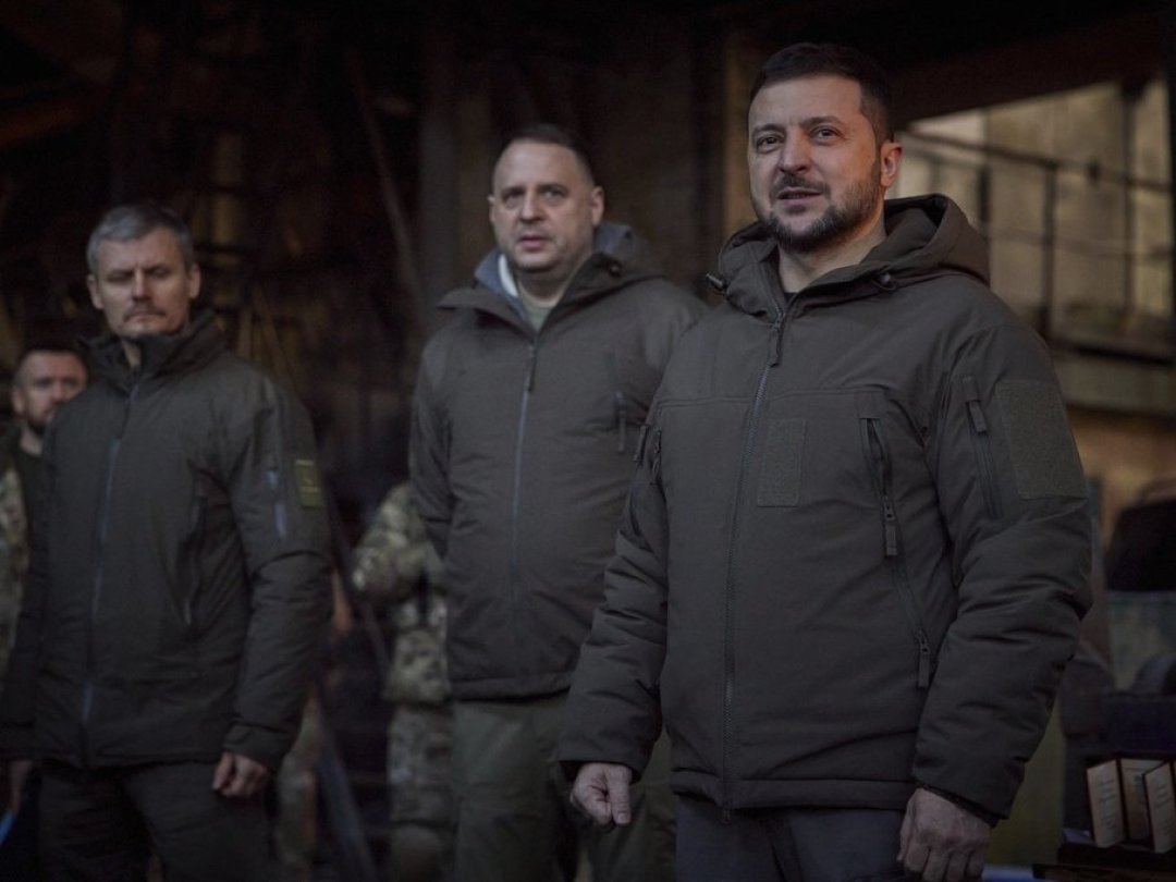 Volodymyr Zelensky (à droite) s'entretient avec des soldats à Bakhmout, théâtre depuis des mois de combats violents entre les forces ukrainiennes et les troupes russes.