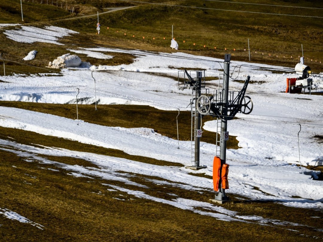 Le manque de neige a déjà eu raison de certaines installations de basse montagne. Le téléski Dorchaux, de la station des Mosses dans les Préalpines vaudoise (env. 1500m), est notamment fermé jusqu’à nouvel avis.