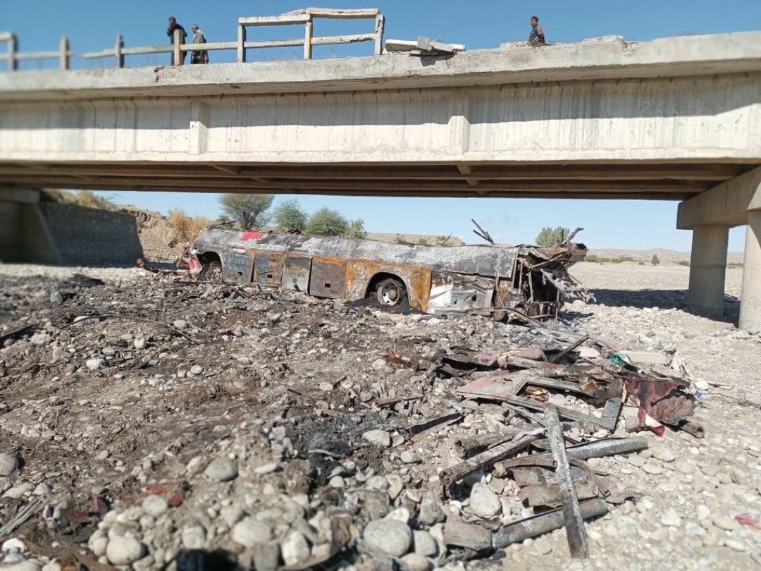 Le bus  a explosé après être tombé d'un pont au nord de la ville de Bela, dans la province du Baloutchistan.