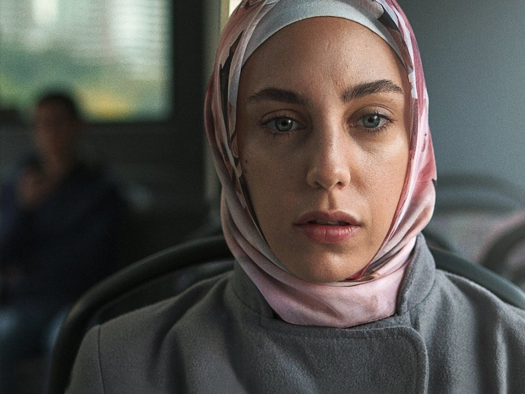 Öykü Karayel dans une scène de l'excellente série turque "Bir Baskadir" (Ethos). Diffusée sur Netflix, la fiction a divisé le pays.