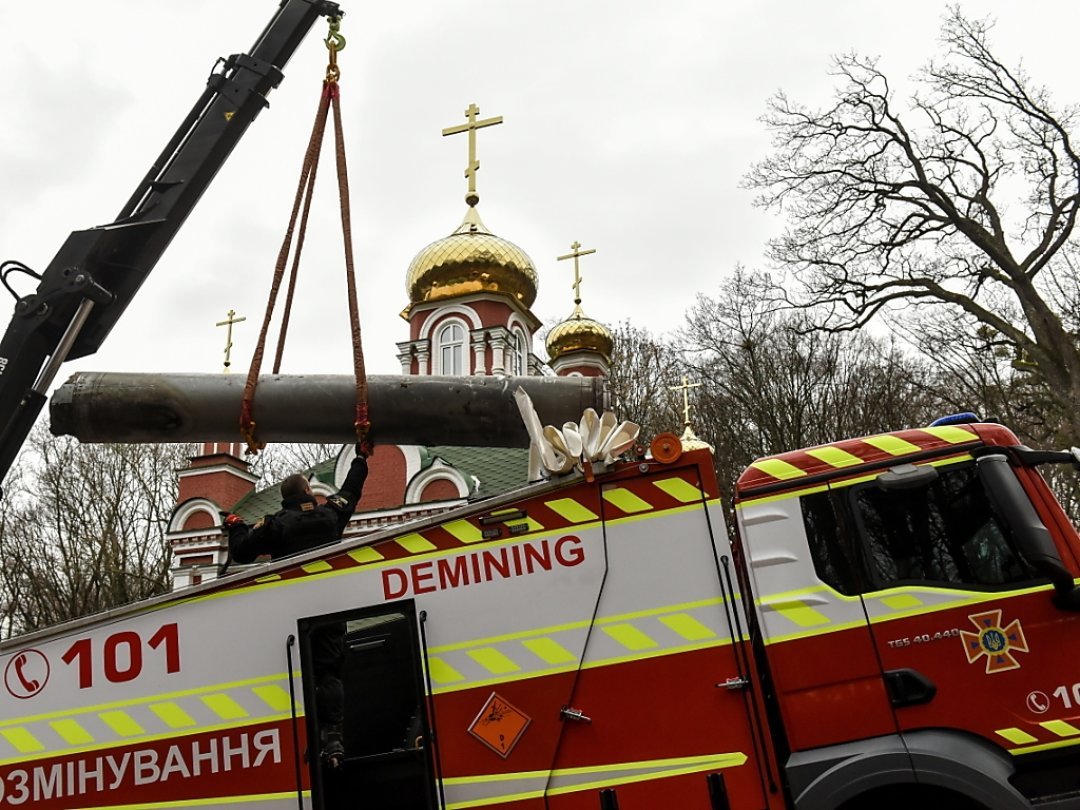 Une équipe de déminage ukrainienne évacue jeudi 29 décembre les restes d'un missile russe qui s'est abattu sur la capitale Kiev.