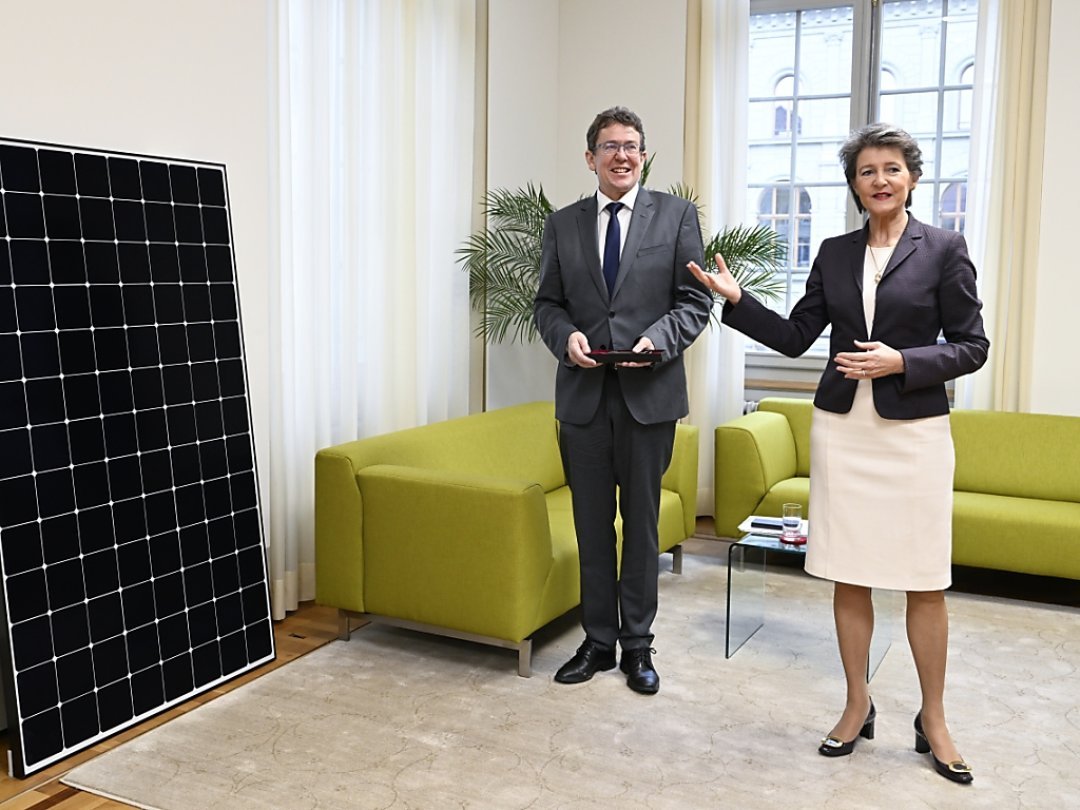 La ministre partante a offert un panneau solaire au nouveau chef du Département de l'énergie.