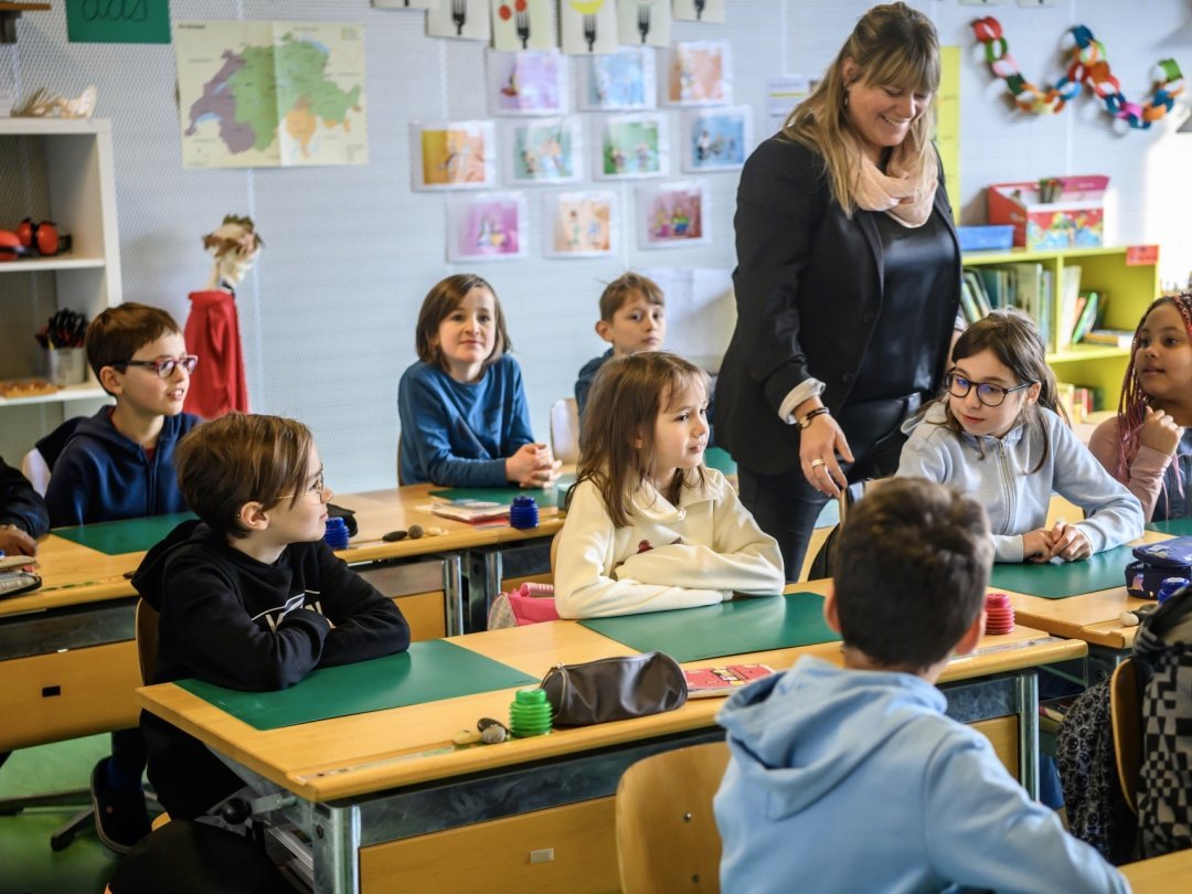«La communication non verbale est importante dans la classe», souligne Christelle Dorsaz qui accueille une élève ukrainienne dans sa classe de 6H à Fully.